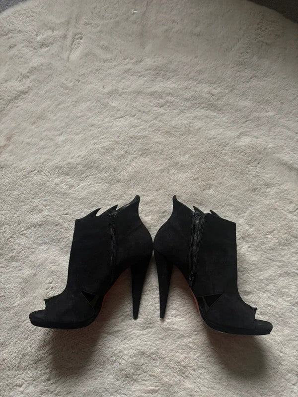 Christian Louboutin Belfeconica 120mm heel Black Suede, pre-owned authenticated UK, interior view Christian Louboutin Belfeconica 120 Velour Suede Bootie Boots Black (EU 38 / UK 5) - red sole detail