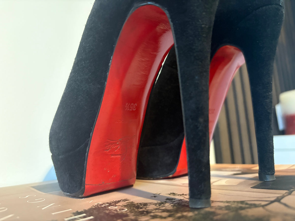 Christian Louboutin Bianca 140mm heel Black Suede, pre-owned authenticated UK, interior view Christian Louboutin Bianca 140mm Black Suede Size EU 35.5 - red sole detail