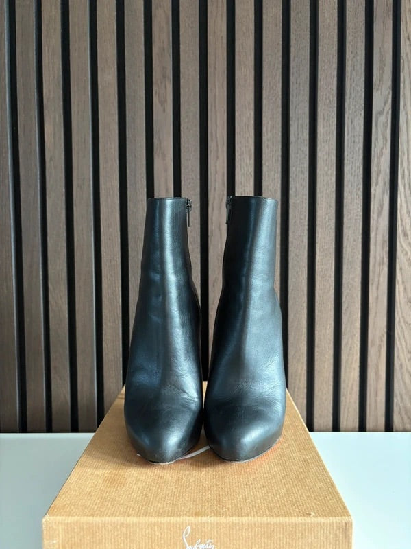 Christian Louboutin Big Lips Booty 100mm heel Black Leather, pre-owned authenticated UK, interior view Christian Louboutin Big Lips Booty Nappa Leather Boots (EU 36.5 / UK 3.5) - red sole detail