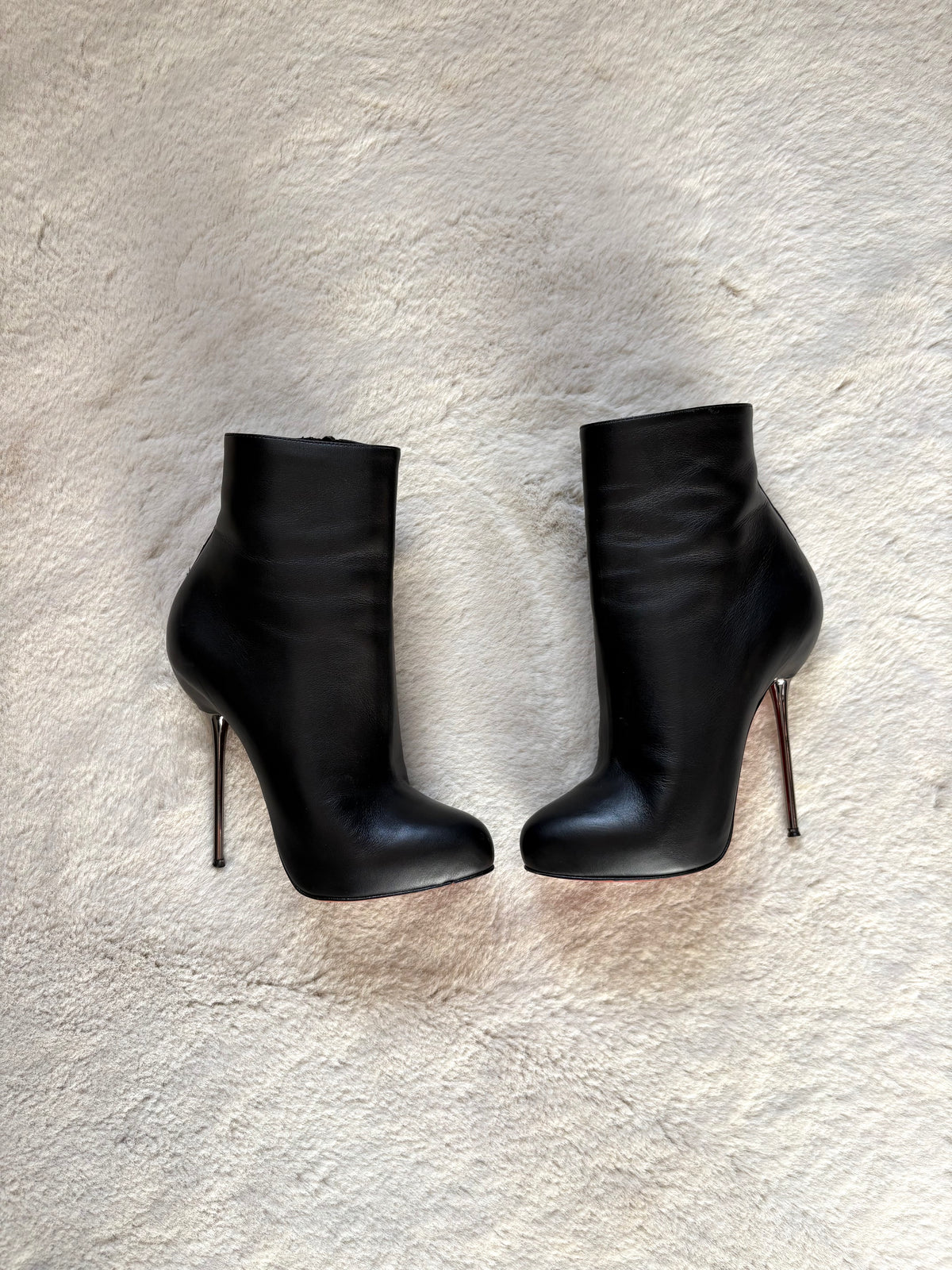 Christian Louboutin Big Lips Booty 100mm heel Black Leather, pre-owned authenticated UK, side view Christian Louboutin Big Lips Booty Nappa Leather Boots (EU 36.5 / UK 3.5) - alternate angle