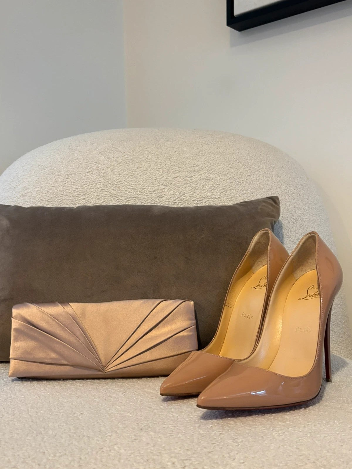 Christian Louboutin Envelope Clutch Bag 100 Leather Nude - Sole Christian Louboutin Envelope Clutch Bag 100 Leather Nude - red sole detail