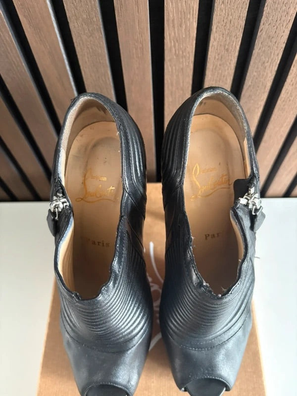 Christian Louboutin Futura Black Leather, pre-owned authenticated UK, close-up detail Christian Louboutin Futura Black Leather Platform Boots (EU 39 / UK 6) - heel and construction