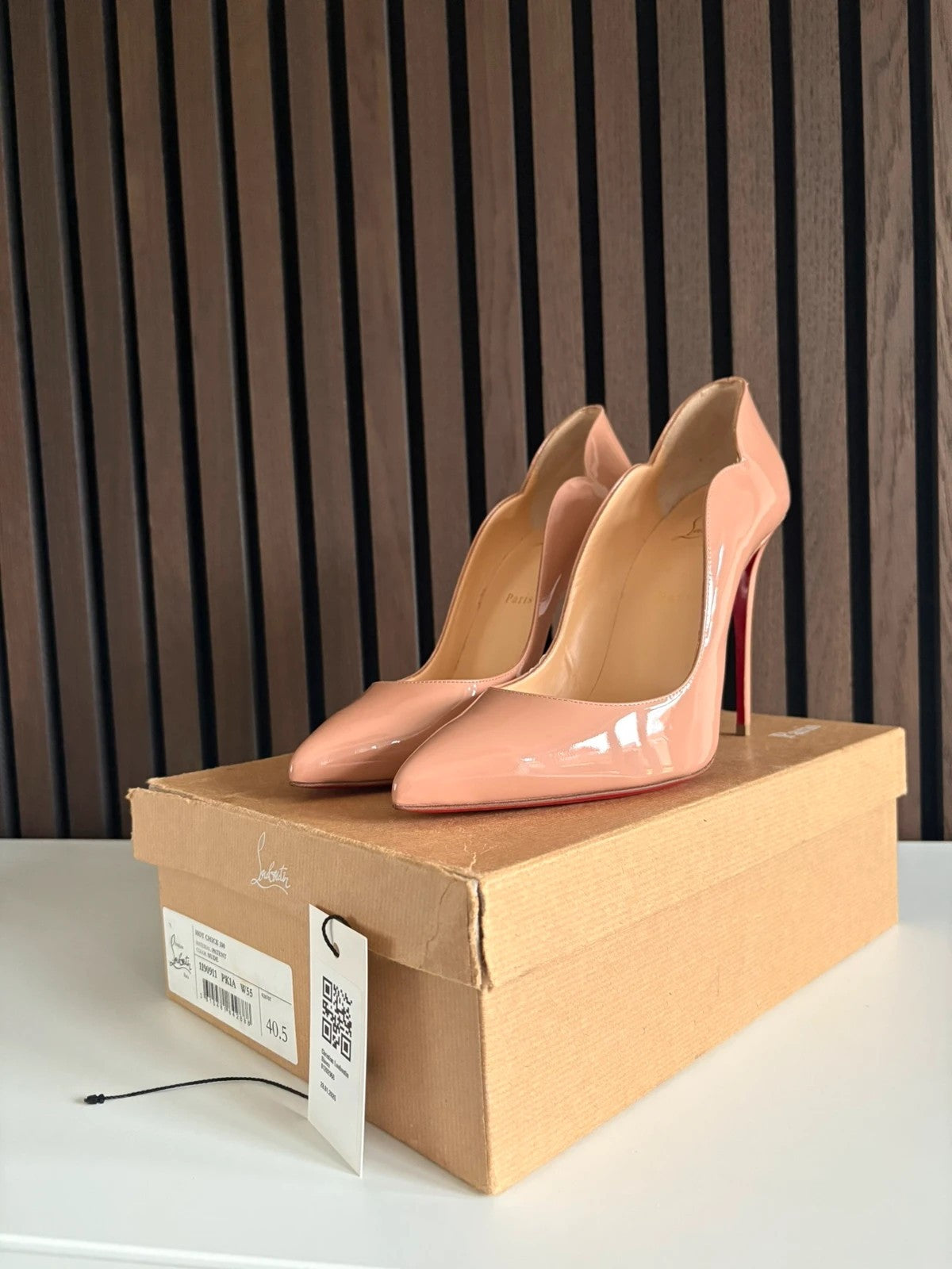 Christian Louboutin Hot Chick 100 Patent Leather Nude - Sole Christian Louboutin Hot Chick 100 Patent Leather Nude Heels (EU 38 / UK 5) - red sole detail
